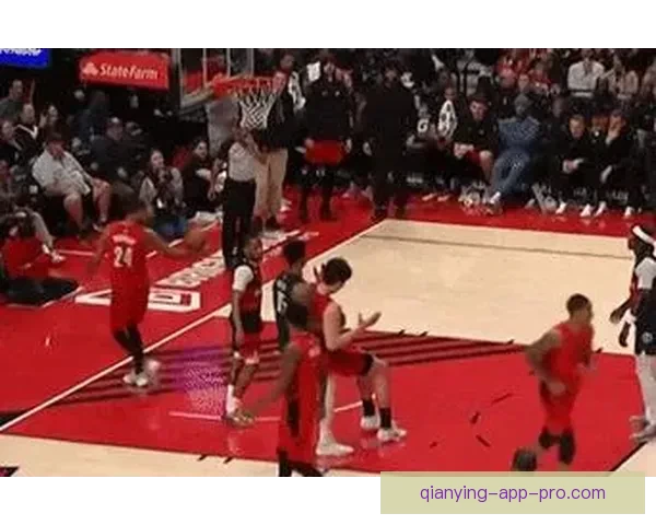 杨瀚森6+4遭针对被对手抱摔放倒却吃技术犯规 球迷怒吼裁判判罚不公